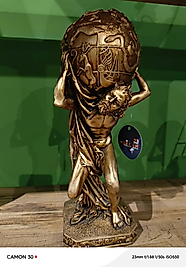 MERCAN MOBİLYA AKSESUAR, DÜNYAYI SIRTINDA TAŞIYAN ADAM 32 CM, Polyester koratif Biblo, hediyelik eşya